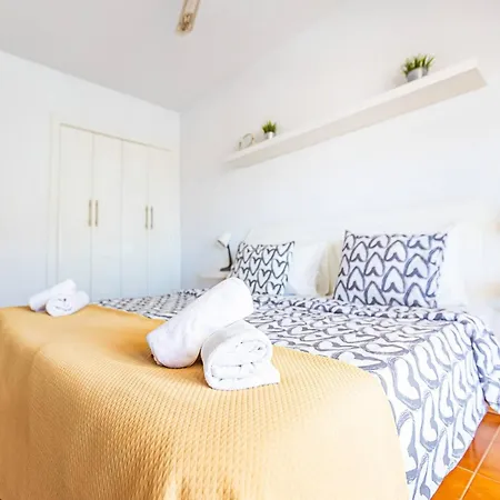 Cerca Playa San Eugenio * أذيخي